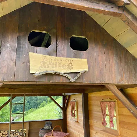 Wooden Hut At Tourist Farm Artisek Alojamento de Turismo Rural *